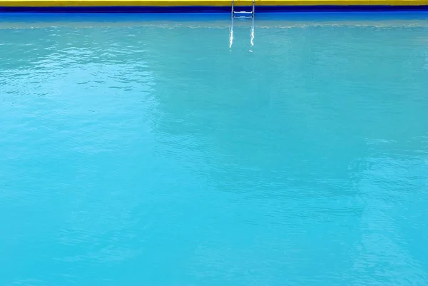 Blaues Wasser in Schwimmbad gerissen — Stockfoto