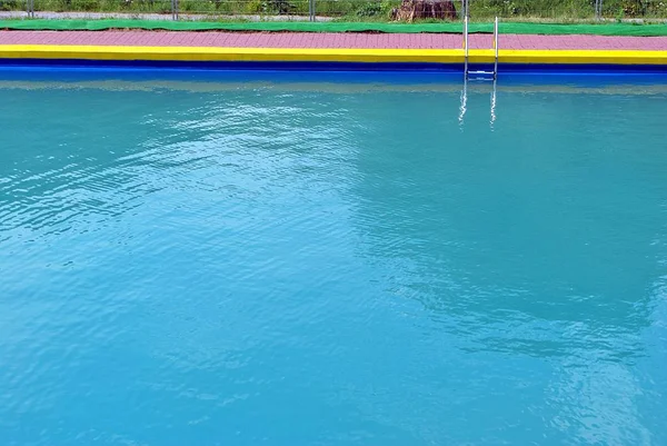 Blårevet vann i svømmebasseng – stockfoto