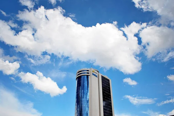 Immeuble de bureaux moderne avec façade en verre — Photo