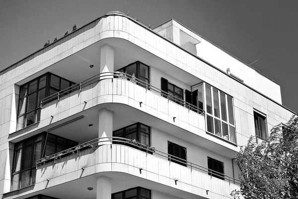Edifício moderno de apartamentos de luxo. Preto e branco — Fotografia de Stock
