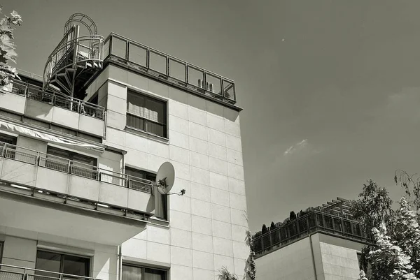 Modern, Luxury Apartment Building. Black and white — Stock Photo, Image