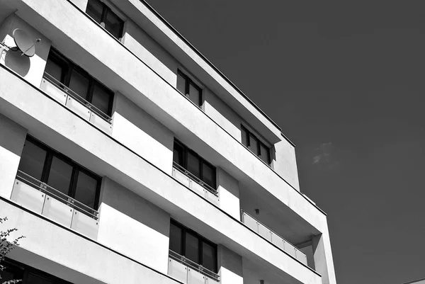 Edifício moderno de apartamentos de luxo. Preto e branco — Fotografia de Stock