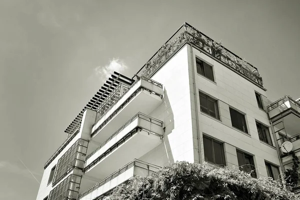 Modernes, luxuriöses Apartmenthaus. schwarz-weiß — Stockfoto