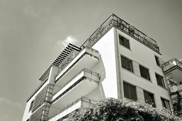 Moderno edificio de apartamentos de lujo. Blanco y negro — Foto de Stock