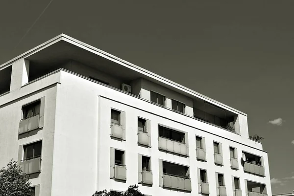 Condominio moderno e di lusso. Bianco e nero — Foto Stock