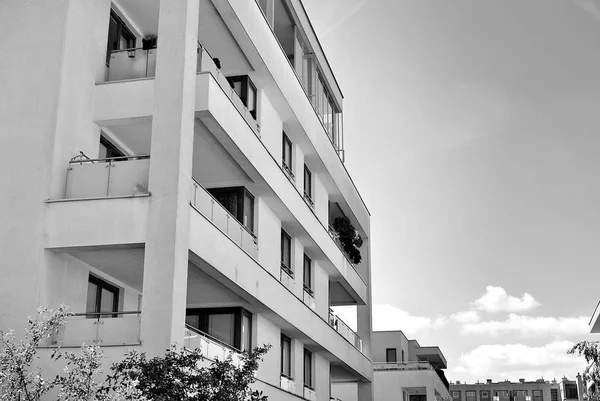 Modern, Luxury Apartment Building. Black and white — Stock Photo, Image