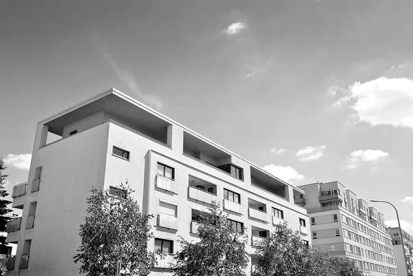 Moderno edificio de apartamentos de lujo. Blanco y negro — Foto de Stock