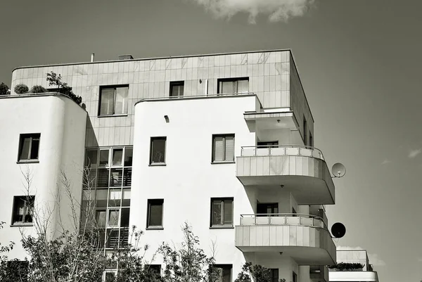 Edifício moderno de apartamentos de luxo. Preto e branco — Fotografia de Stock