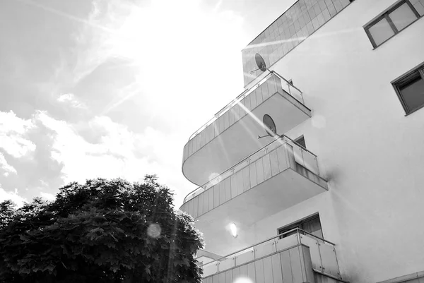 Moderno edificio de apartamentos de lujo. Blanco y negro — Foto de Stock