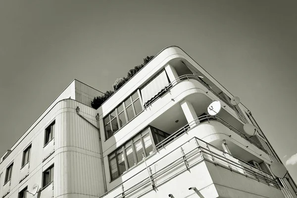 Moderno edificio de apartamentos de lujo. Blanco y negro — Foto de Stock