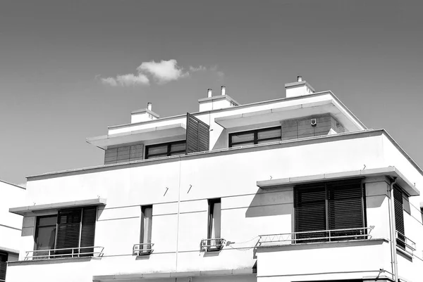 Μοντέρνα, πολυτελή πολυκατοικία. Μαύρο και άσπρο — Φωτογραφία Αρχείου