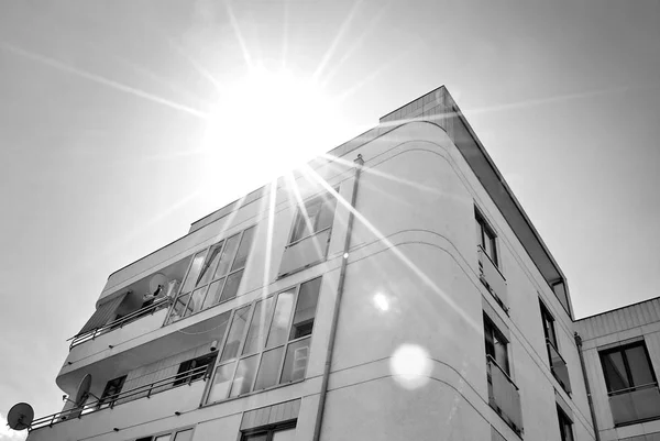 Modern, Luxury Apartment Building. Black and white — Stock Photo, Image