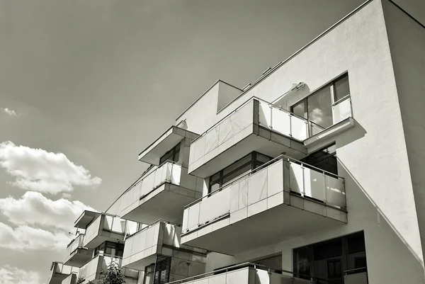 Edifício moderno de apartamentos de luxo. Preto e branco — Fotografia de Stock