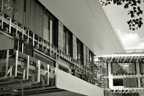 Edifício em construção. Preto e branco . — Fotografia de Stock