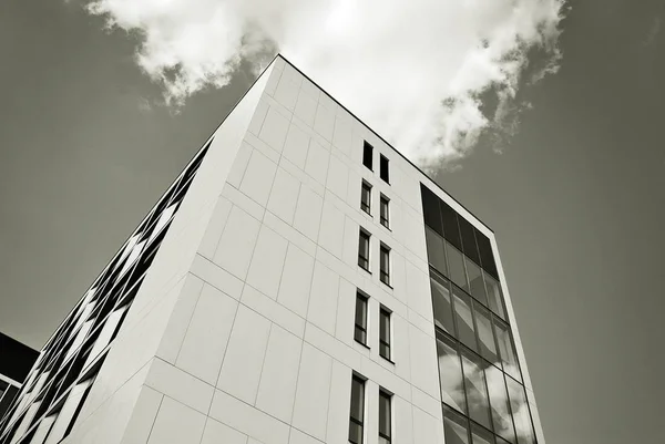 Modern üzleti iroda épület külső. Fekete-fehér — Stock Fotó