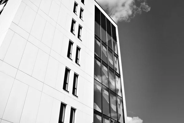 Bureau d'affaires moderne extérieur. Noir et blanc — Photo