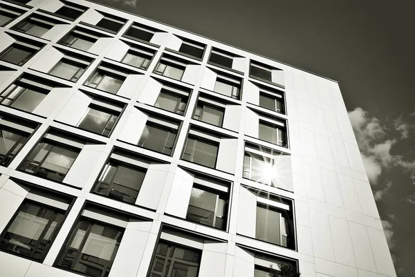 Bureau d'affaires moderne extérieur. Noir et blanc — Photo