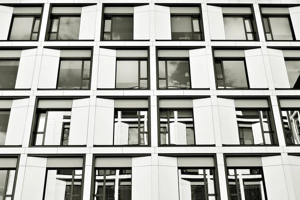 現代のビジネス事務所ビル外観。黒と白 — ストック写真