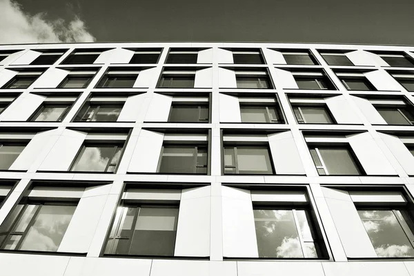 Modernes Bürogebäude außen. schwarz-weiß — Stockfoto