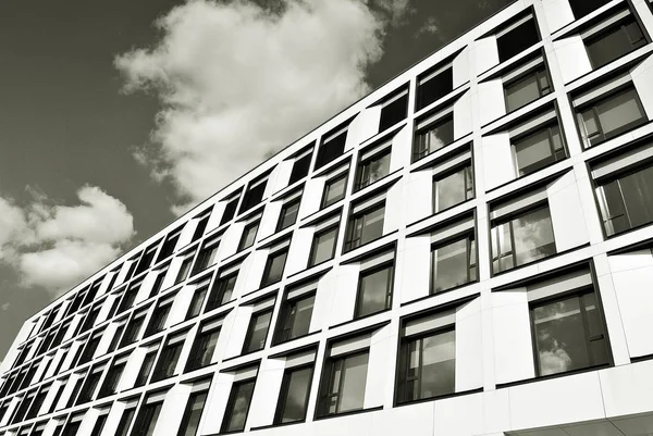 Bureau d'affaires moderne extérieur. Noir et blanc — Photo