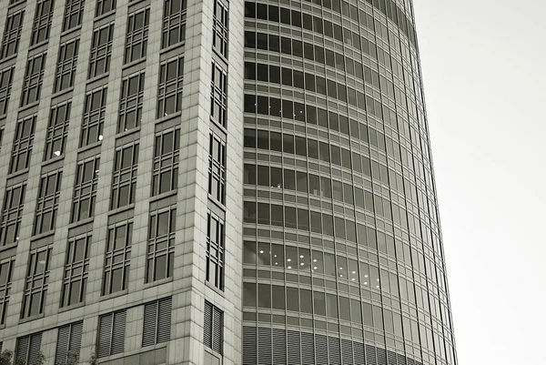 现代商务办公大楼外观。黑色和白色 — 图库照片