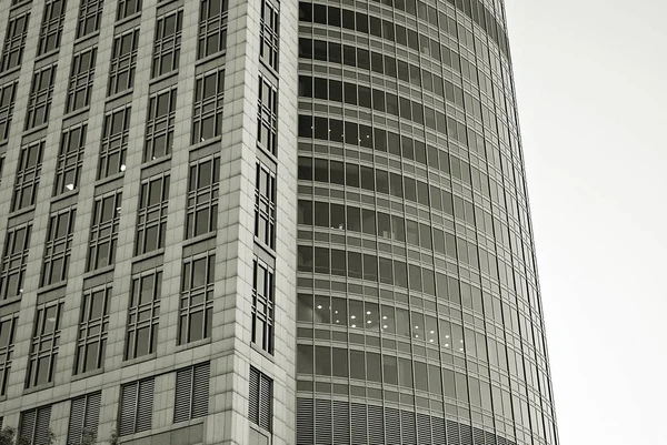 Edifício de escritórios de negócios moderno exterior. Preto e branco — Fotografia de Stock