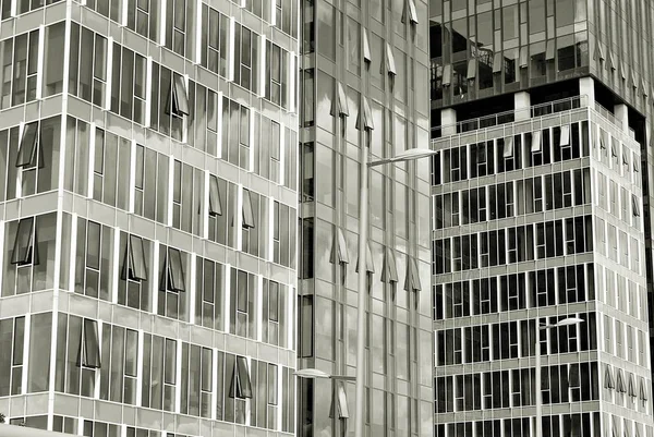 현대 비즈니스 사무실 건물 외관입니다. 흑인과 백인 — 스톡 사진
