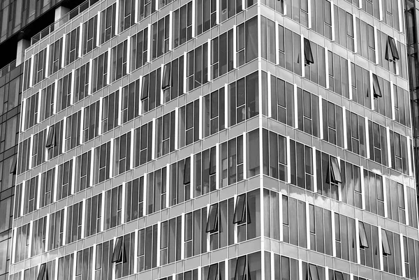 Moderno edificio de oficinas de negocios exterior. Blanco y negro — Foto de Stock