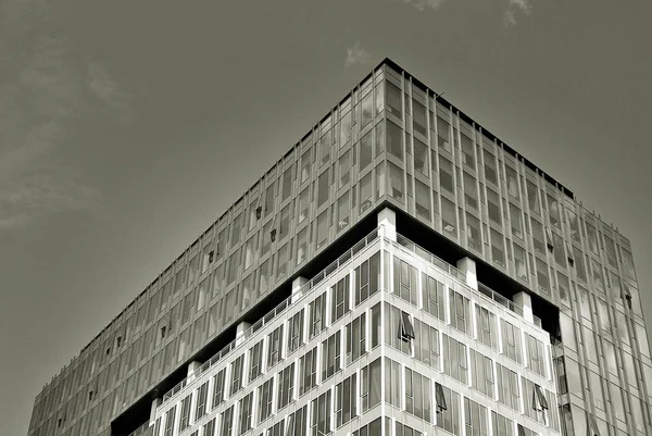 Modern üzleti iroda épület külső. Fekete-fehér — Stock Fotó