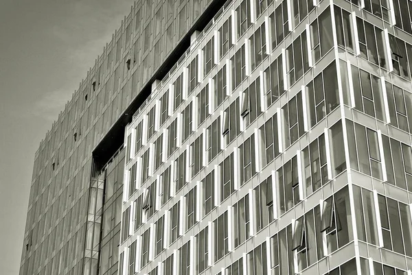 Moderno edificio de oficinas de negocios exterior. Blanco y negro — Foto de Stock