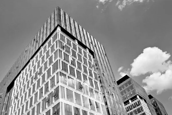 Moderno edificio de oficinas de negocios exterior. Blanco y negro —  Fotos de Stock