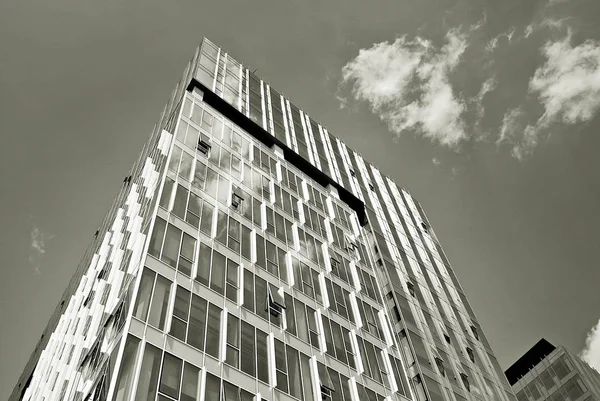 Edifício de escritórios de negócios moderno exterior. Preto e branco — Fotografia de Stock