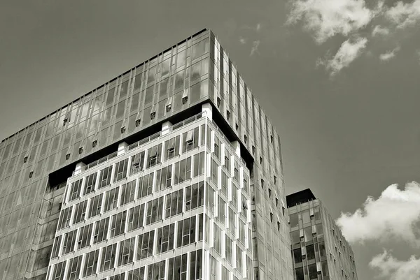 De moderne zakenwereld kantoorgebouw de buitenkant. Zwart-wit — Stockfoto