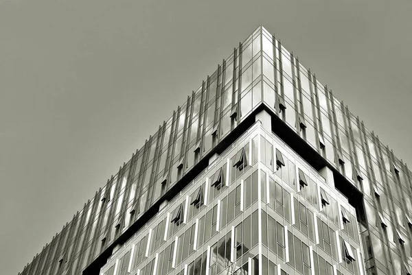 Moderna kontorsbyggnaden exteriör. Svart och vitt — Stockfoto