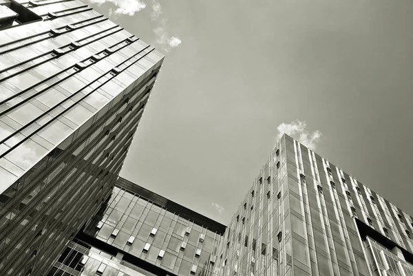Moderno edificio de oficinas de negocios exterior. Blanco y negro — Foto de Stock