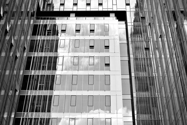 Edifício de escritórios de negócios moderno exterior. Preto e branco — Fotografia de Stock