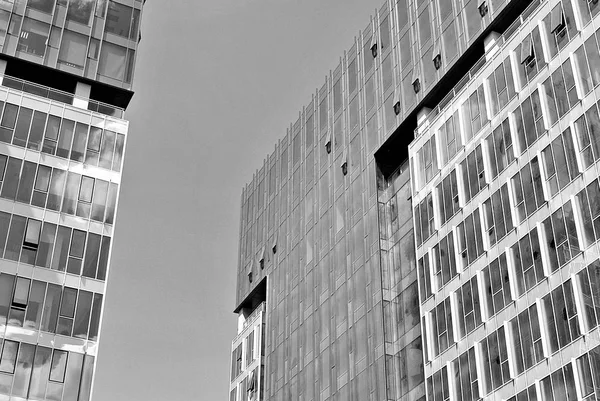 Современный внешний вид офисного здания. Черное и белое — стоковое фото