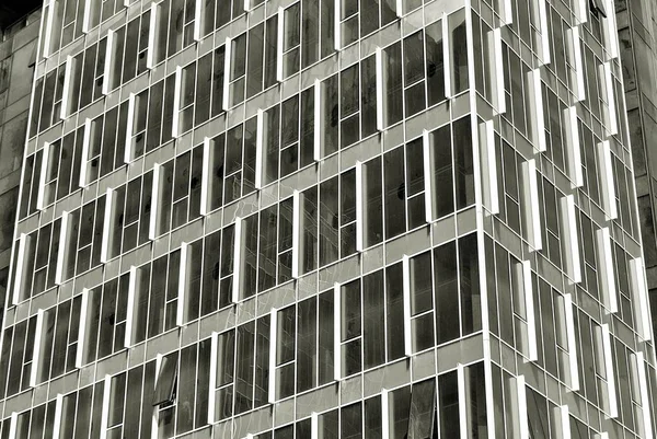 Moderno edificio de oficinas de negocios exterior. Blanco y negro — Foto de Stock