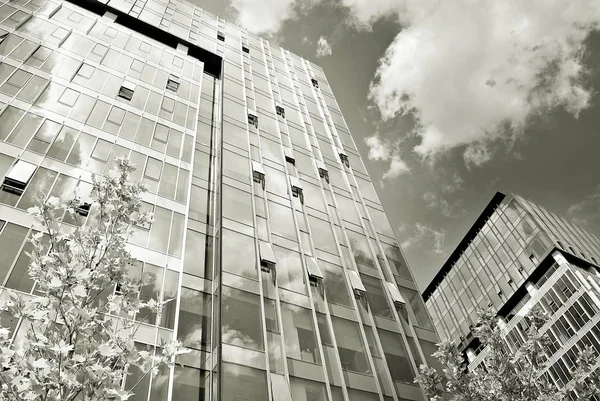 现代商务办公大楼外观。黑色和白色 — 图库照片