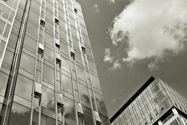 Moderno edificio de oficinas de negocios exterior. Blanco y negro —  Fotos de Stock