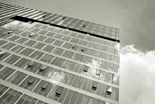 Moderno edificio de oficinas de negocios exterior. Blanco y negro —  Fotos de Stock