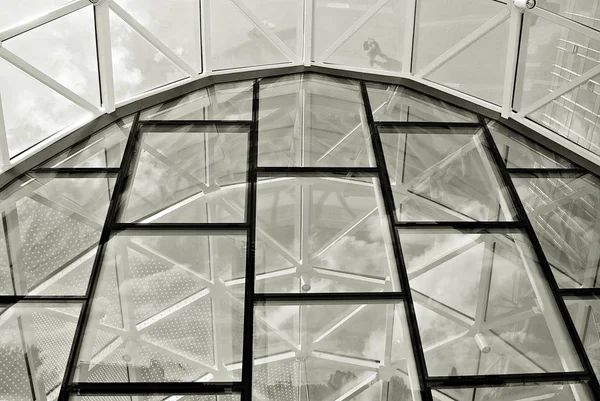 Moderno edificio de oficinas de negocios exterior. Blanco y negro — Foto de Stock