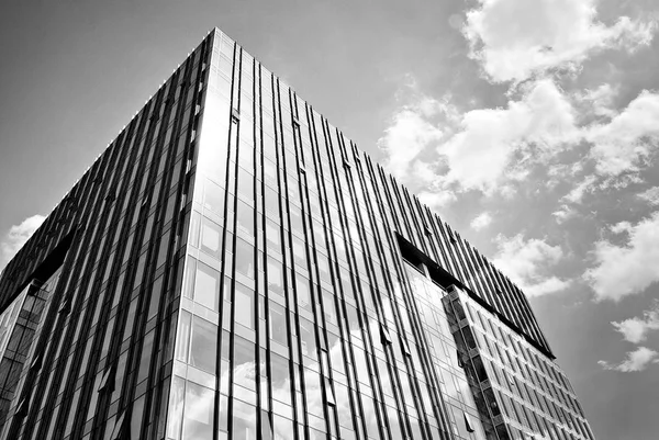 Edifício de escritórios de negócios moderno exterior. Preto e branco — Fotografia de Stock