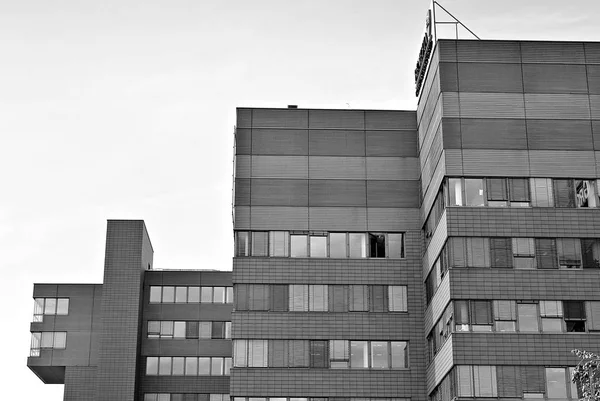 Modern business office building exterior. Black and white — Stock Photo, Image