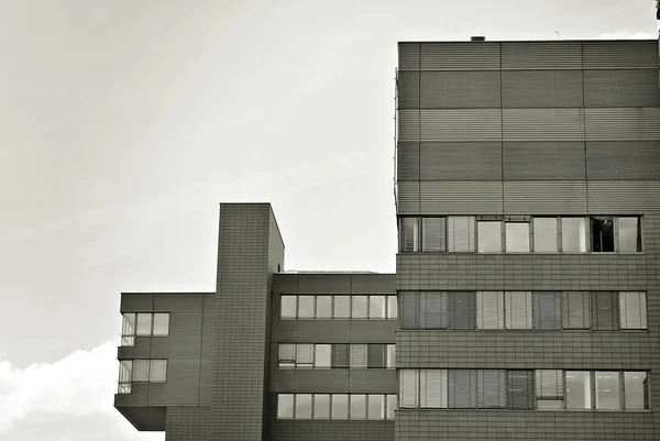 Edifício de escritórios de negócios moderno exterior. Preto e branco — Fotografia de Stock