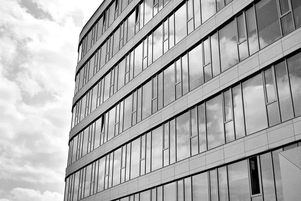 Edifício de escritórios de negócios moderno exterior. Preto e branco — Fotografia de Stock