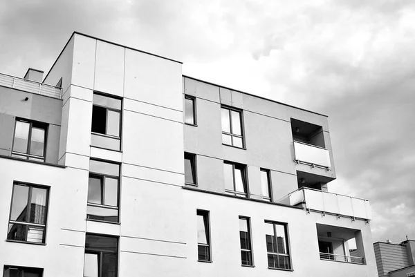 Moderno edificio de apartamentos de lujo. Blanco y negro —  Fotos de Stock