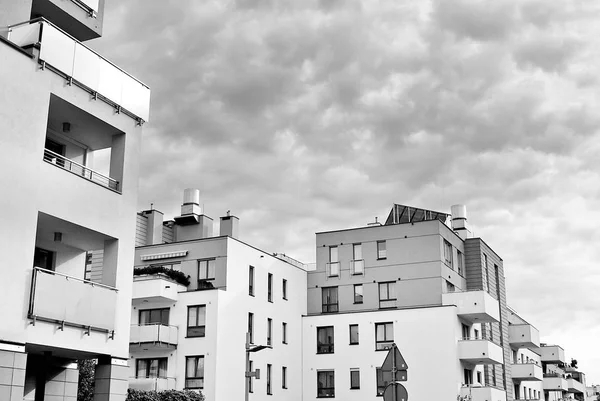 Moderno edificio de apartamentos de lujo. Blanco y negro — Foto de Stock