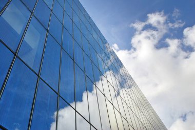 Modern bina. Camdan yapılmış modern ofis binası.