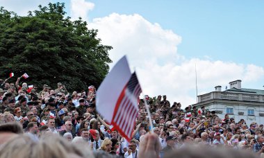 Heyecanla kalabalık dalga bayrakları